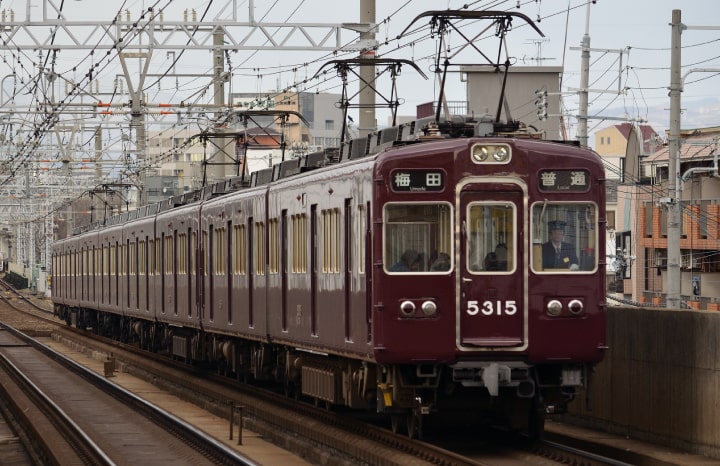 上新庄駅を走行する電車